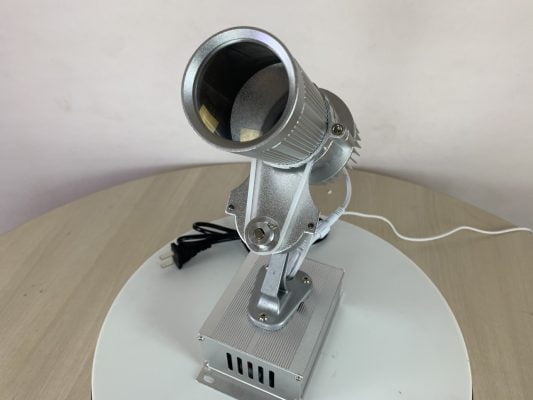 Khám phá phương án quảng bá thương hiệu bằng đèn chiếu logo Đèn chiếu sáng logo được thiết kế tinh tế, sang trọng