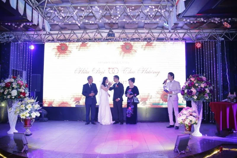 6 LÝ DO NÊN TRANG BỊ MÀN HÌNH LED ĐÁM CƯỚI CHO SÂN KHẤU SỰ KIỆN man hinh led dam cuoi 800x533.jpg 1