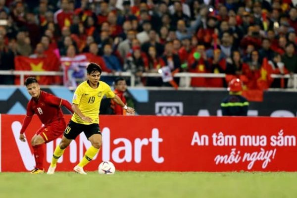 vinmart quang cao pano tren san bong my dinh chung ket aff cup cover