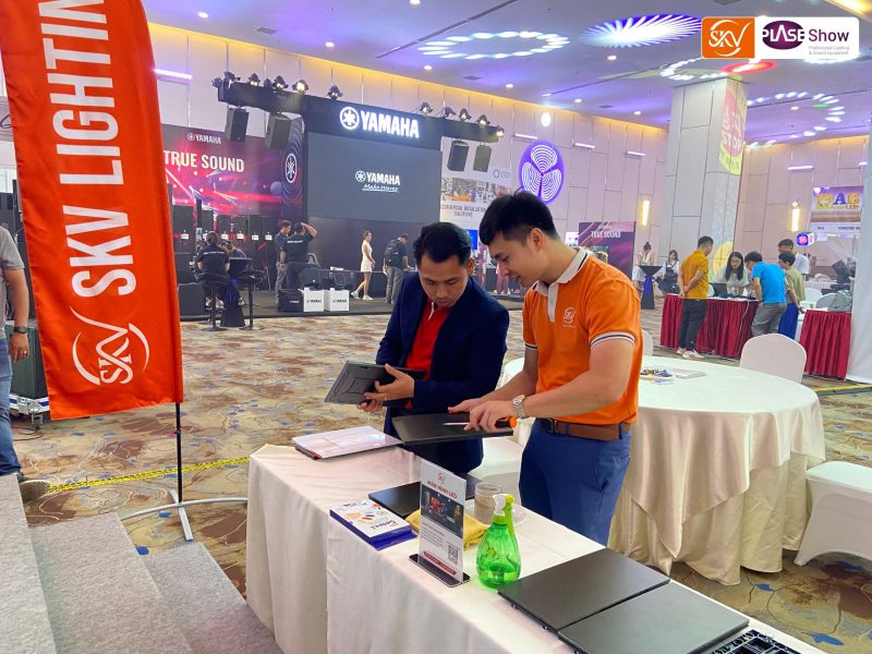 Ứng dụng của màn hình LED trong suốt trong quảng cáo Plase Show HCM 2023 Gian Hàng SKV Thu Hút Hàng Ngàn Lượt Khách Tham Quan