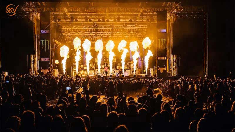 Máy phun lửa trên sân khấu DJ tạo nên sự hoàng tráng