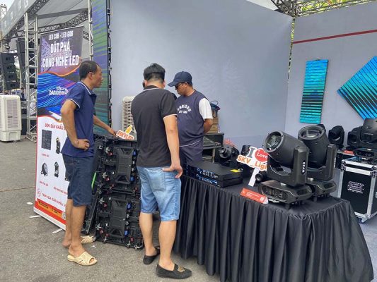 Cập nhật Tiến Trình SKV Tham Gia Sự Kiện Triển Lãm Các Thiết Bị Sân Khấu Chuyên Nghiệp tham quan gian hang skv 14 1