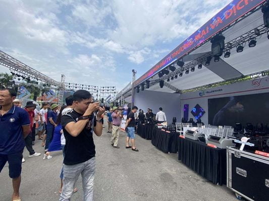 Cập nhật Tiến Trình SKV Tham Gia Sự Kiện Triển Lãm Các Thiết Bị Sân Khấu Chuyên Nghiệp tham quan gian hang skv 1 1