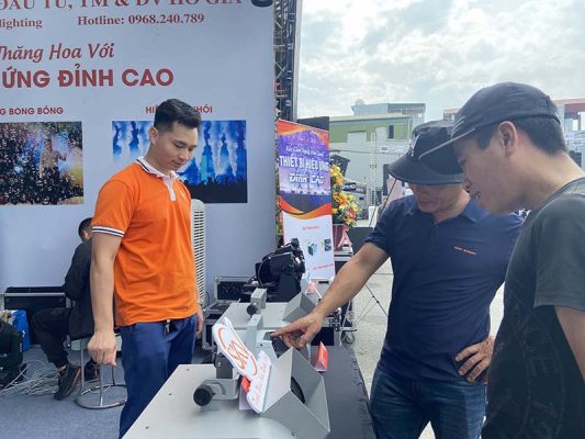 Cập nhật Tiến Trình SKV Tham Gia Sự Kiện Triển Lãm Các Thiết Bị Sân Khấu Chuyên Nghiệp tham quan gian hang skv 8 1