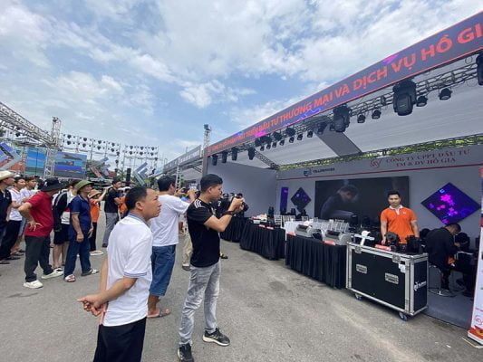 Cập nhật Tiến Trình SKV Tham Gia Sự Kiện Triển Lãm Các Thiết Bị Sân Khấu Chuyên Nghiệp tham quan gian hang skv 1