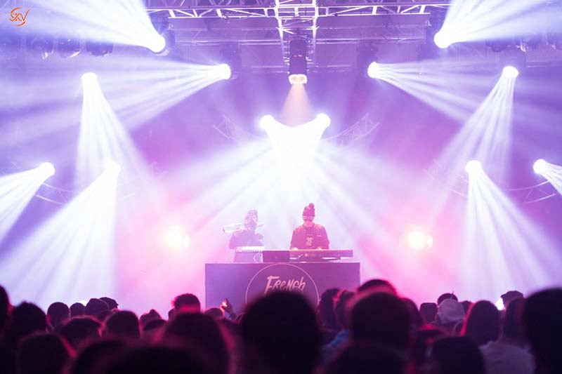 Hiệu ứng đèn sân khấu biểu diễn DJ tạo sự huyền ảo