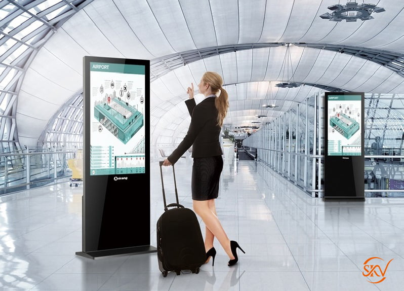 màn hình quảng cáo chân đứng tại sân bay